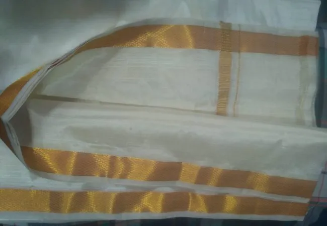 DIWALI FESTIVAL PEOPLES WEAR PATTU VESTI HANDLOOM WEAVERS 